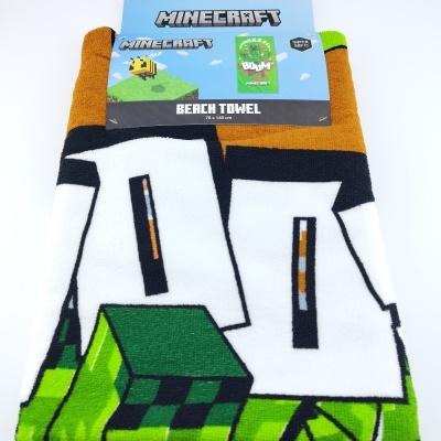 Toalha de praia Minecraft com padrão pixelizado e etiqueta azul