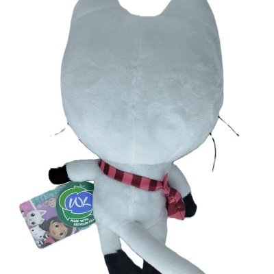 Pelúcia de gato branco com detalhes pretos e gola xadrez vermelho e preto