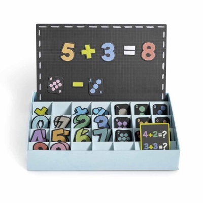 jogo educativo de matemática com números coloridos e tabuleiro preto em caixa azul