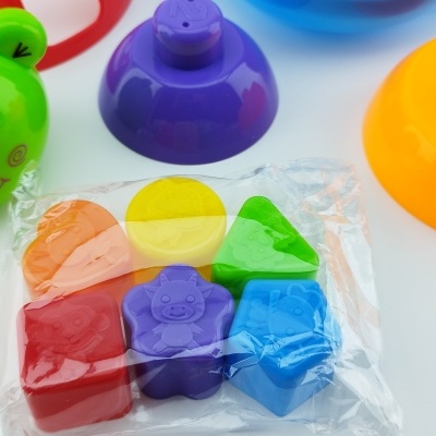 Brinquedo de empilhar colorido com formas geométricas