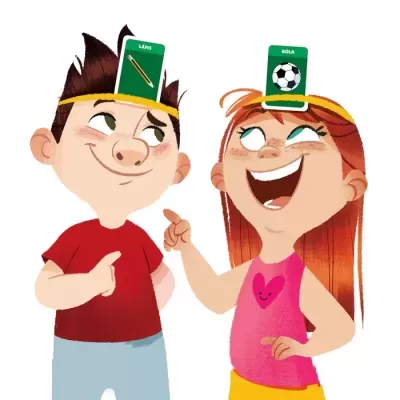 Duas crianças com cartões verdes na testa numa atividade de jogo