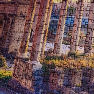 Quebra-cabeças com ruínas antigas e colunas de pedra