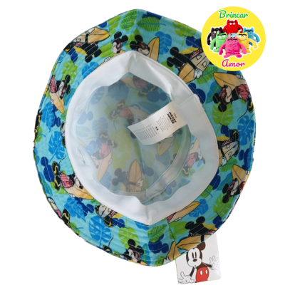 Chapéu infantil com padrão de personagens Disney e etiqueta do Mickey Mouse