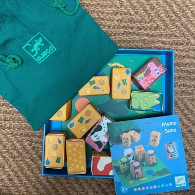 Conjunto de blocos de madeira coloridos com desenhos de animais