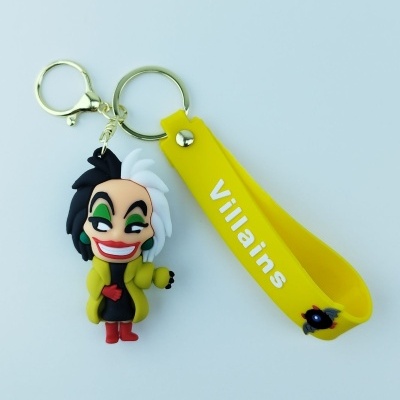 Chaveiro de personagem vilã com fita amarela com texto 'Villains'
