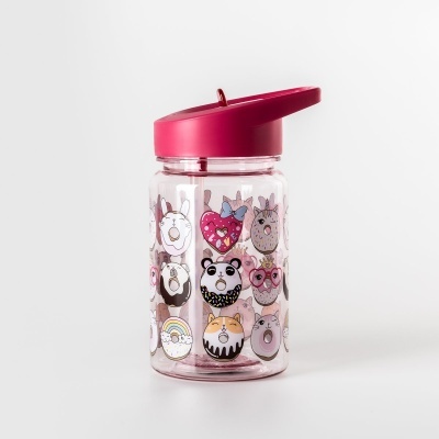 Garrafa de plástico transparente com tampa rosa e desenhos de animais e coração