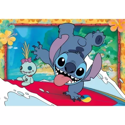 Personagem azul animado a surfar numa prancha vermelha com boneca e fundo de praia.