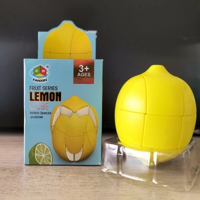 Cubo quebra-cabeça amarelo em forma de limão com embalagem azul clara