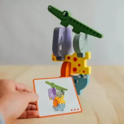 Brinquedo de construção colorido em madeira com cartão de imagem em fundo de mesa clara