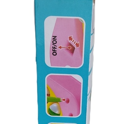 Lado da embalagem de brinquedo rosa com instruções ON/OFF e funcionamento a pilhas