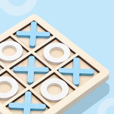 Jogo da velha madeira com peças brancas e azuis