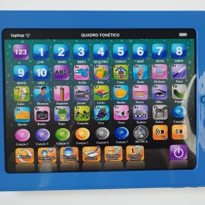 Tablet educativo azul com Quadro Fonético colorido e botão de power roxo