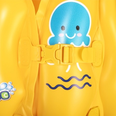 Coletes insufláveis amarelos com desenho de polvo azul e texto Swim Babe