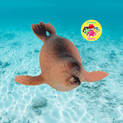 Figura de foca castanha e bege em fundo de água azul com logotipo 'Brincar Amor'