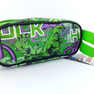 Estojo com padrão do Hulk em verde, roxo e preto com fecho e pega verdes