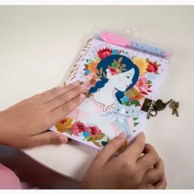 Caderno com capa ilustrada de rapariga com flores e fechadura