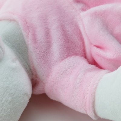 Peluche felpudo rosa e branco com textura macia