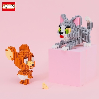 Construções em blocos de montar de um gato e um rato com fundo rosa e logótipo LINKGO