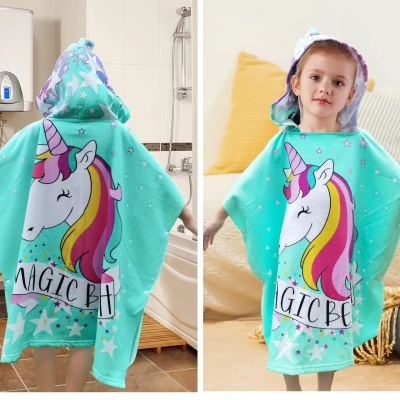Roupão infantil azul com unicórnio colorido, estrelas brancas e capuz