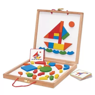 Jogo de peças geométricas coloridas em caixa de madeira com tabuleiro magnético aberto