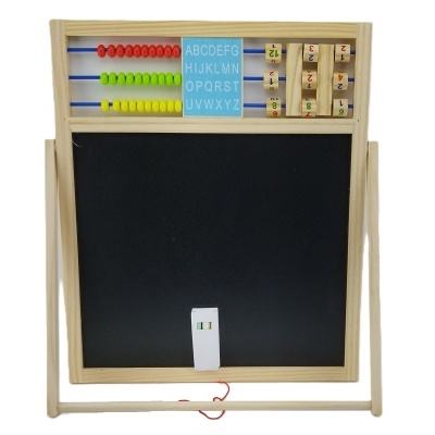 Quadro escolar infantil com ábaco, blocos de letras e números, e superfície para escrita.