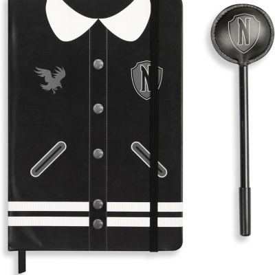 Caderno preto com capa de camisa e caneta preta com tampa redonda