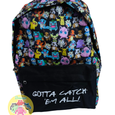 Mochila colorida com personagens do Pokémon e texto 