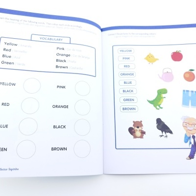 Páginas de livro infantil com exercícios de cores e vocabulário em inglês