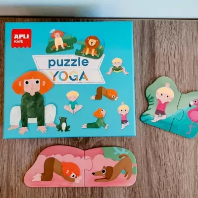 Puzzle infantil de yoga APLI kids com personagens em poses e animais coloridos