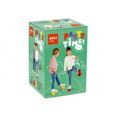 Caixa de brinquedo APLI kids Party Time! com crianças e sapatos coloridos em fundo verde