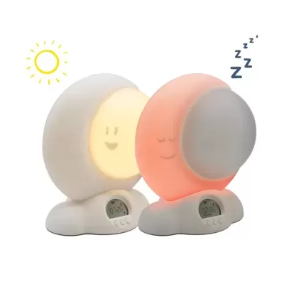 Dois candeeiros de mesa redondos com rostos sorridentes e visor digital na base branca.