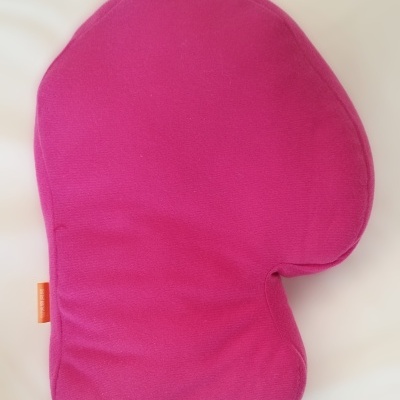 Almofada rosa com etiquetas coloridas, sobre fundo branco