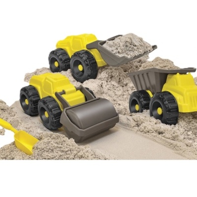 Brinquedos de construção amarelos, balde vermelho, pá azul e pá amarela em areia