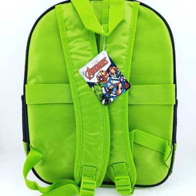 Mochila verde com alças e etiqueta dos Avengers