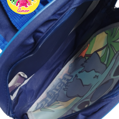 Mochila azul com interior e prancha colorida dentro