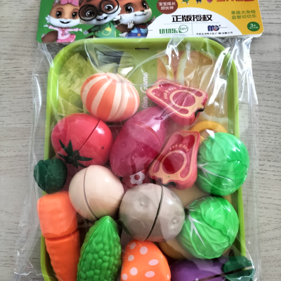 Conjunto de brinquedo de vegetais e frutas em plástico colorido na embalagem
