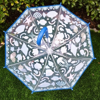 Guarda-chuva transparente com padrão marinho branco e estrutura azul