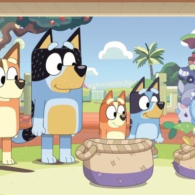 Personagens caninos animados com pelagens castanhas e azuis junto a cestas têxteis em cenário de casa com jardim