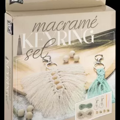 Conjunto para fazer porta-chaves em macramé com fios, contas de madeira e argolas metálicas em embalagem bege