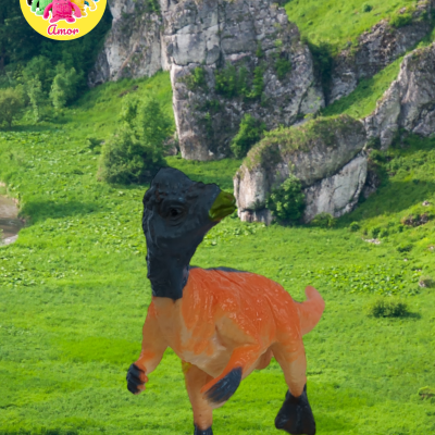 Boneco de dinossauro laranja e preto em fundo natural com selo Brincar Amor