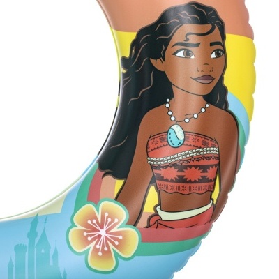Brinquedo inflável com personagem Moana desenhada, cores amarelo, azul e vermelho