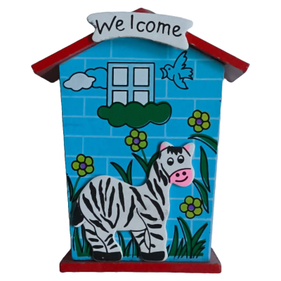 Casinha decorativa em madeira com pintura colorida e texto 'Welcome'.