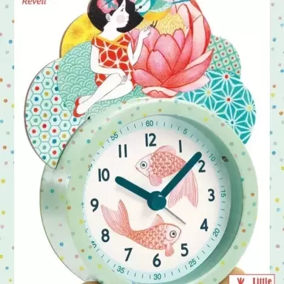 Relógio despertador verde claro com peixes cor de rosa e ilustração colorida de menina com flor