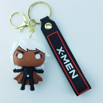 Porta-chaves de personagem com cabelo branco e fita preta com texto X-MEN