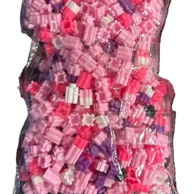 Pacote transparente com pequenos objetos cilíndricos coloridos