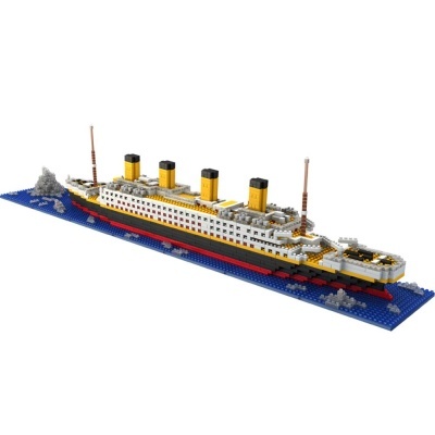 Modelo de navio Titanic em blocos de montar sobre base azul
