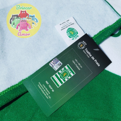 Toalha de praia verde e branca com etiqueta do Sporting Clube de Portugal
