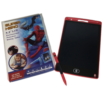 Tablet de escrita LCD com caneta ao lado da embalagem com texto e imagem de super-herói