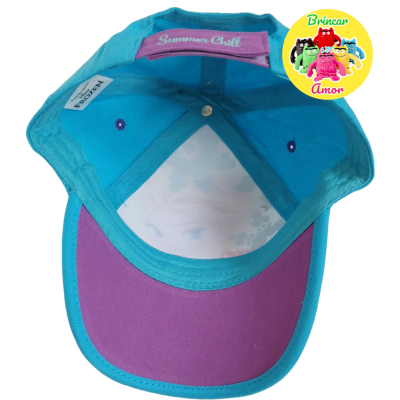 vista interior de boné azul turquesa com aba roxa e etiqueta 'SUMMER CHILL'