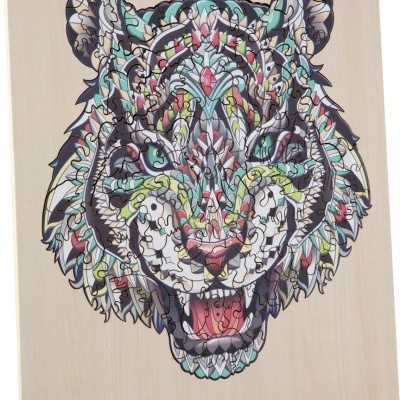 Puzzle de madeira com cabeça de tigre colorida e base de madeira